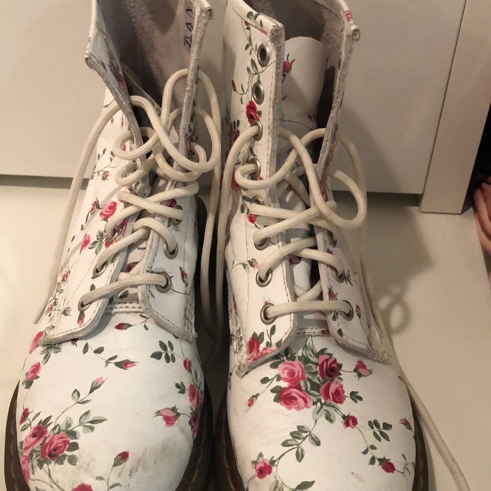 Size 7 floral pink white doc martens